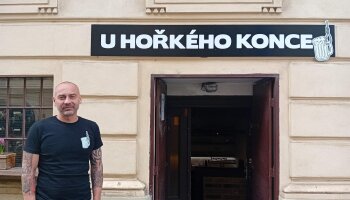 Mikuláš Křepelka před svou hospodou v Brně. Foto: archiv autora